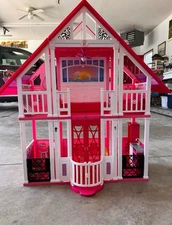 Nice RARE ToysRUs Exclusive 2011 A Frame Malibu Barbie Dreamhouse with furniture