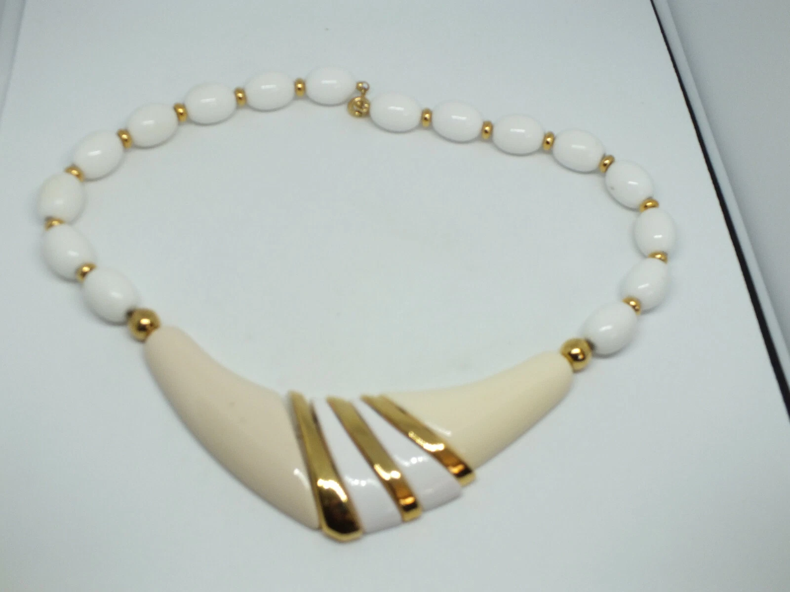 OFF WHITE Bellissima Collana Girocollo Tono Oro Bianco Off White Perline 1 1 2" Larghezza x 14" Lunga