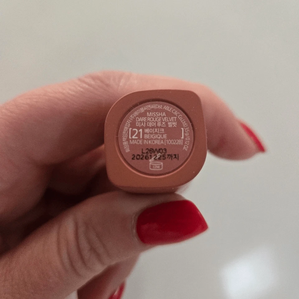 Lápiz labial Missha en terciopelo Dare Rouge nuevo Foto 3 de 4