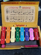 VINTAGE PORTABLE XYLOPHONE 444 - WOOD BASE WITH 8 METAL NOTES Very old Piece