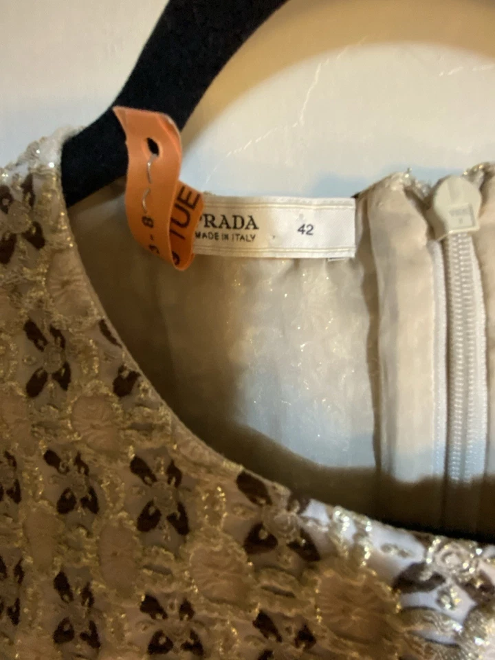 Top vintage bordado Prada en motivo floral brocado nude y dorado. Talla 42. Foto 2 de 4