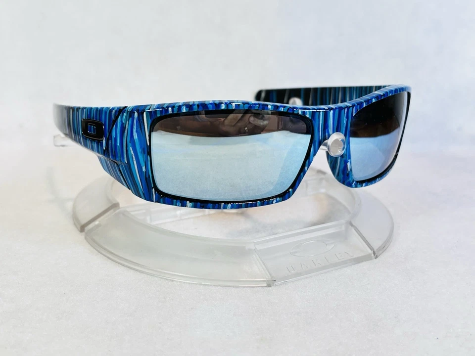 Óculos de sol Oakley Gascan personalizado listra azul com lentes espelhadas pretas cromadas - Imagem 3 de 4