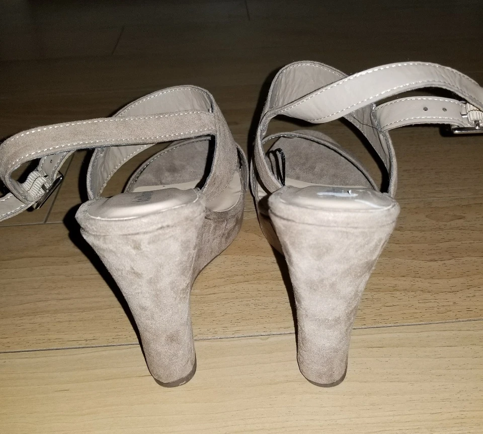 DOLLHOUSE ANKLE STRAP WEDGE SANDAL TAUPE W/ FLORAL EMBRIDERY SZ 10 NWOB - Image 4 of 4