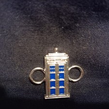 = 1'' BBC DOCTOR WHO POLICE BOX METAL CHARM / MEDALLION