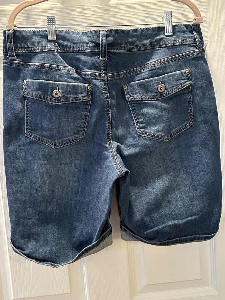 STYLE & CO~ Size 12 ~ DENIM SHORTS~ 5 Pockets ~ VGC ~ - Image 3 of 4
