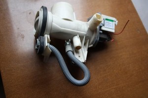 AEG L16850A3  Waschtrockner Laugenpumpe Pumpe  Askoll M109 132663000 komplett