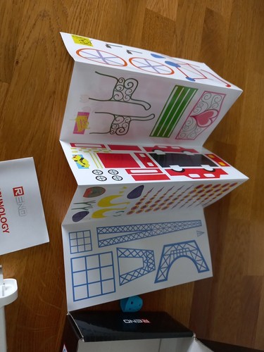 Reno intelligent 3d pen with stand, charger and different colour refills - Picture 8 of 9