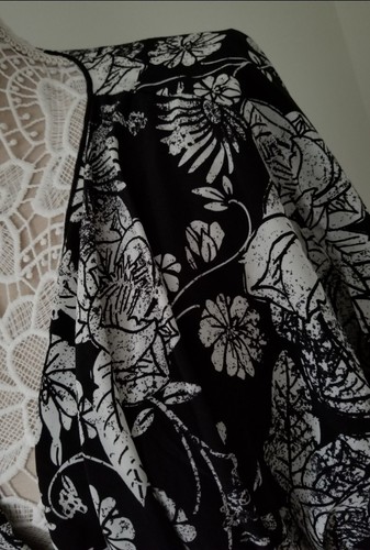 Kimono Lularoe Medium Shirley nuovo con etichette ๐น Rose nero bianco ๐น NOIR bianco floreale - Foto 9 di 10