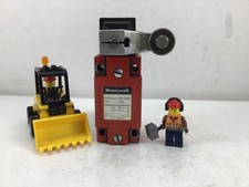 DIN 43694 TYPE 3IZSI - HONEYWELL - LIMIT SWITCH - **USED**