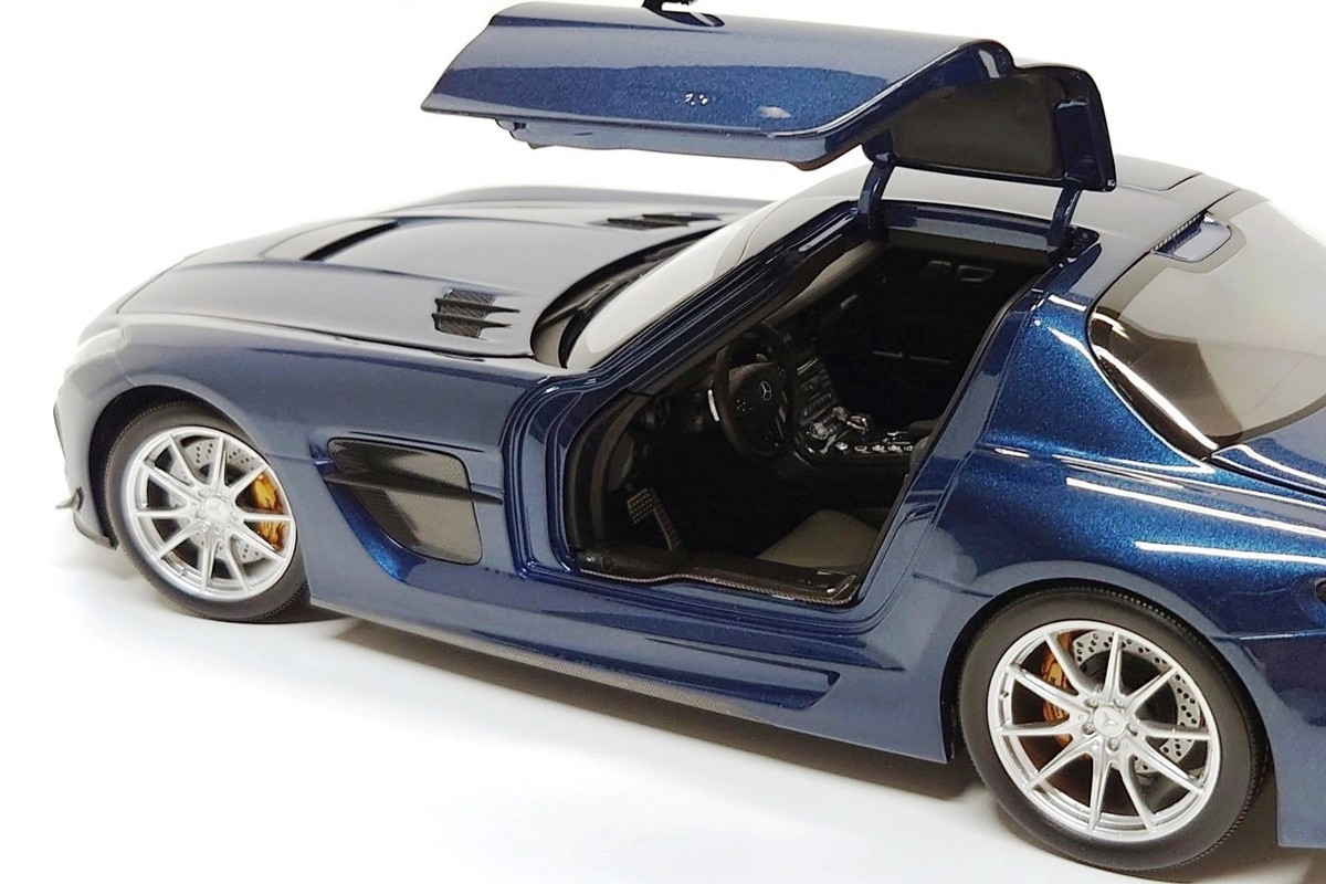 Minichamps 1:18 Mercedes-Benz SLS AMG Black Series in Daytona Blue