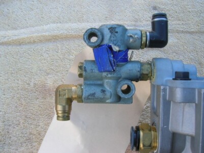 Watson & Chalin 19006-10KZ Suspension Valve LH / RH Hendrickson