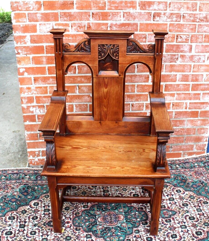 Sillón gótico francés antiguo de pino | Silla estilo catedral medieval tallada Foto 2 de 4