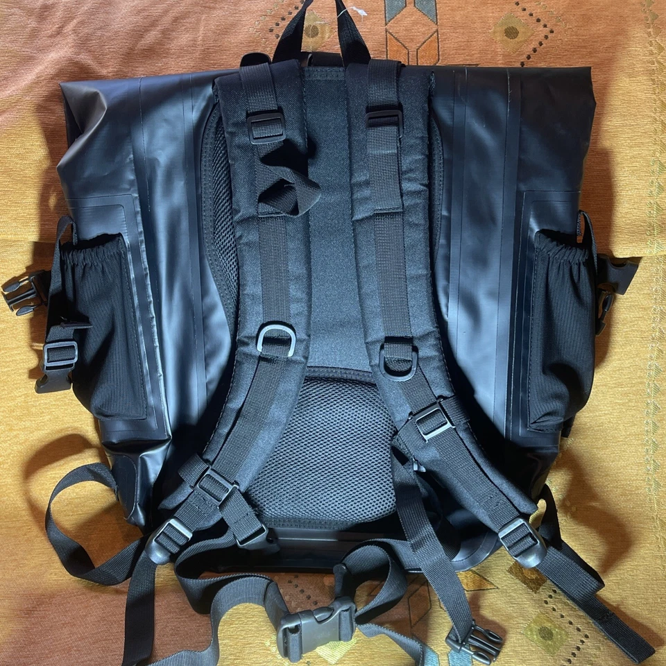 Mochila impermeable Lakers Premium Fisll (nueva con etiquetas) - 4”x19”x27” precio de venta sugerido por el fabricante: $140+ Foto 3 de 4