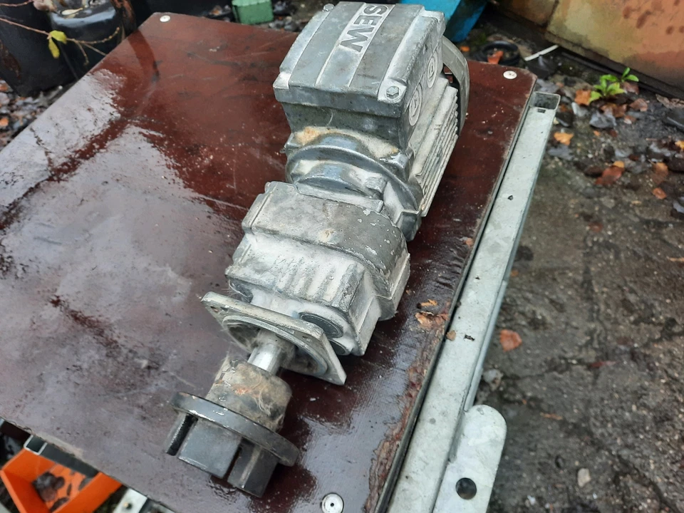 SEW Eurodrive RF07 DR63M4 Gear Motor – 0.18 kW, 4-Pole, 1500 RPM - image 4 of 4