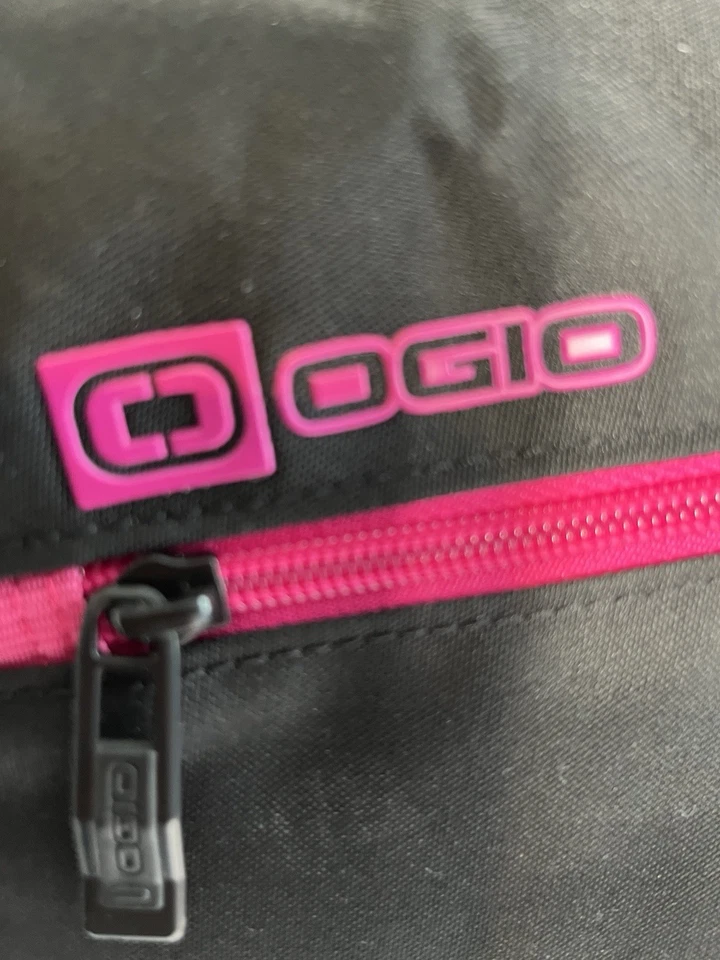 Funda Módulo OGIO Tablet Bolsa Apple iPad/Andriod Tabletas Fire HD Negra con Rosa Caliente Foto 2 de 4