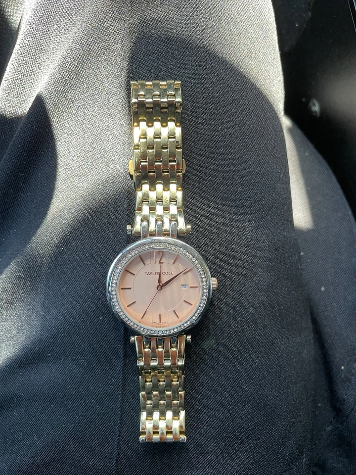 Reloj para mujer Taylor Cole tono dorado acero inoxidable detalles de cristal Foto 2 de 3