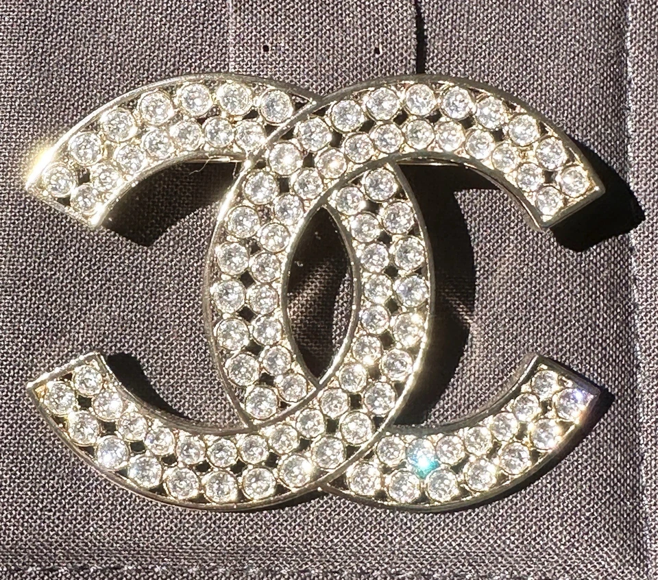 PIN BROCHE CRISTALES CHANEL 2023S CLÁSICO ORO GRANDE LOGOTIPO CC $1.2K
