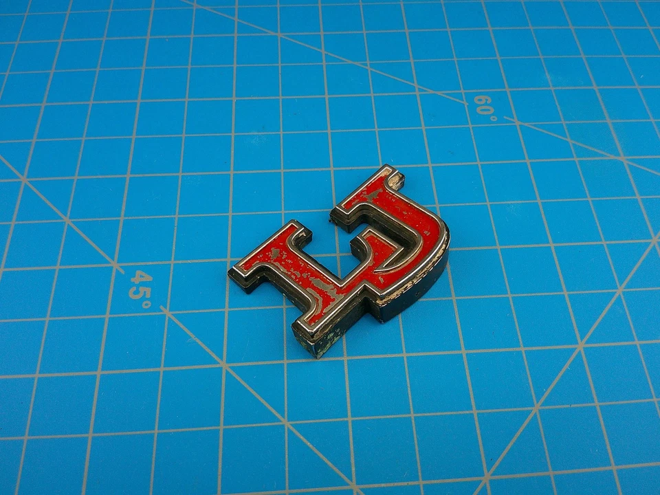 复古庞蒂亚克凤凰 LJ 金属汽车徽章经典 20 世纪 70 年代原始设备制造商 10002885 — 第 2/4 张图片