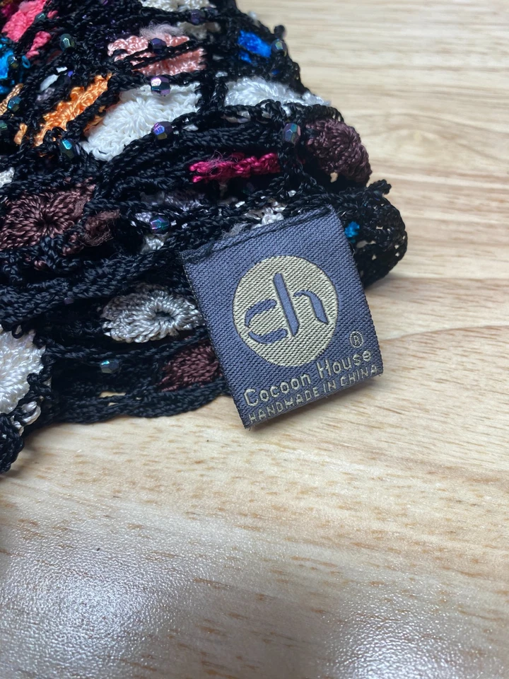 "Mantón Cocoon House hecho a mano con motivo floral de ganchillo con cuentas con flecos 12"" X 70""" Foto 3 de 4