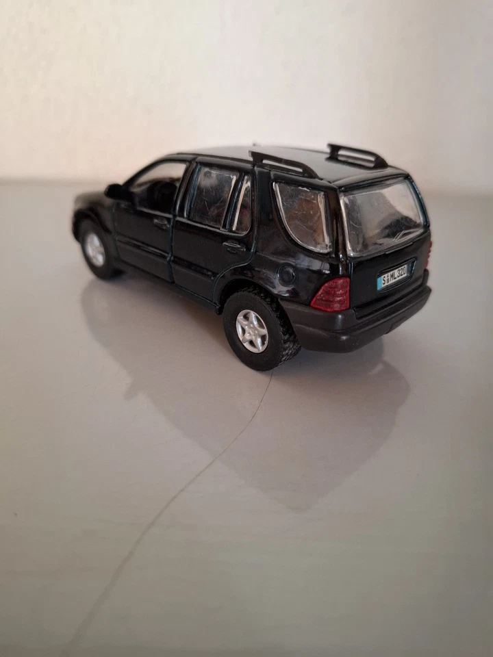 Maisto Mercedes-Benz ML 320 1:41 Black Car ( without left front light ) - Immagine 4 di 4