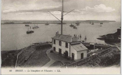 J 11 / DEPT 29 POSTCARD BREST / LE SEMAPHORE ET L ́ESCADRE new