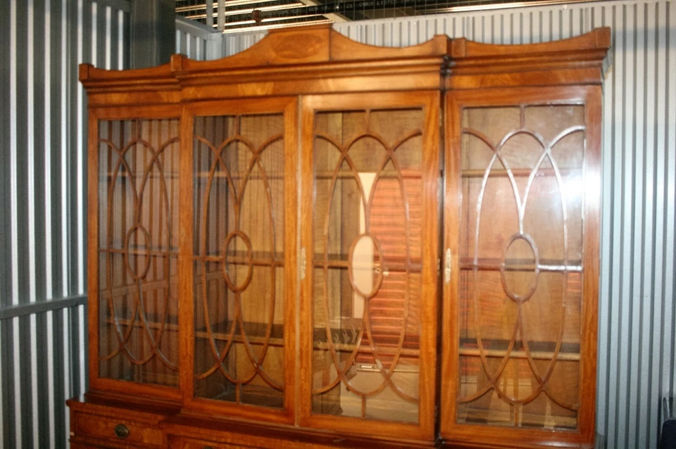 Reproducción del siglo XIX del secretario de madera satinada/gabinete chino de Jorge III. Foto 3 de 4