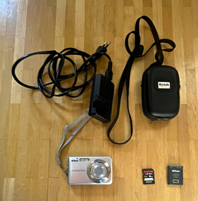 Nikon COOLPIX S210 Silber 8,0MP 3x Zoom 2,5'' mit Zubehörpaket