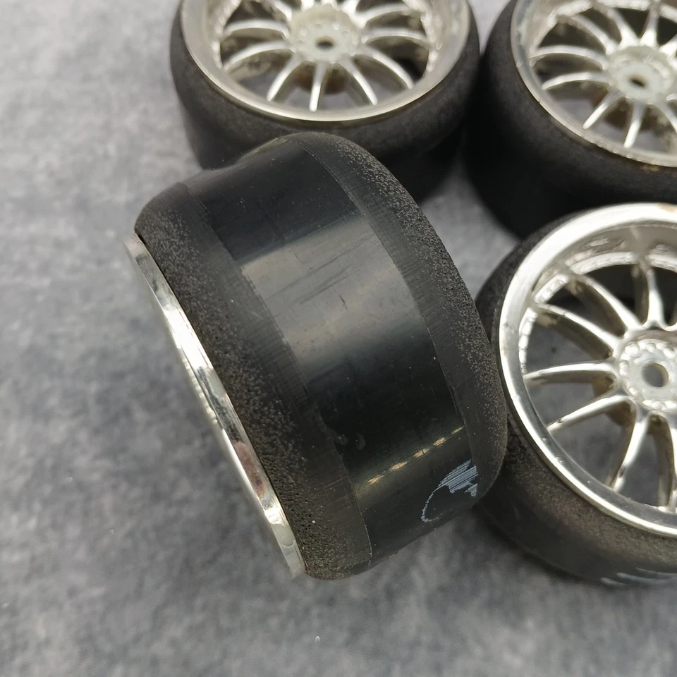 Juego de cuatro ruedas RC 1:10 y neumáticos de deriva dura - usados Foto 4 de 4