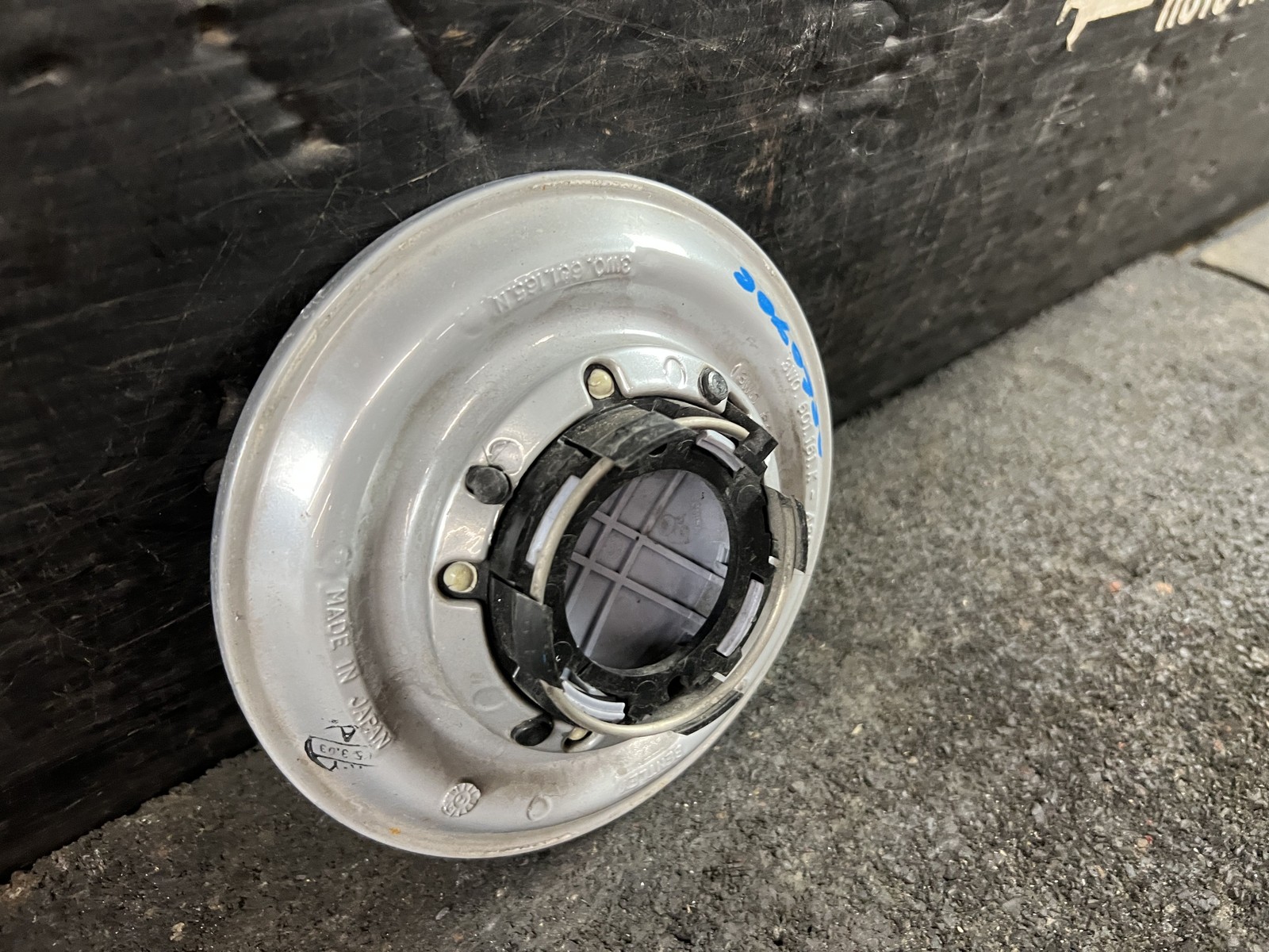 03-13 BENTLEY CONTINENTAL WHEEL CENTER HUB CAP