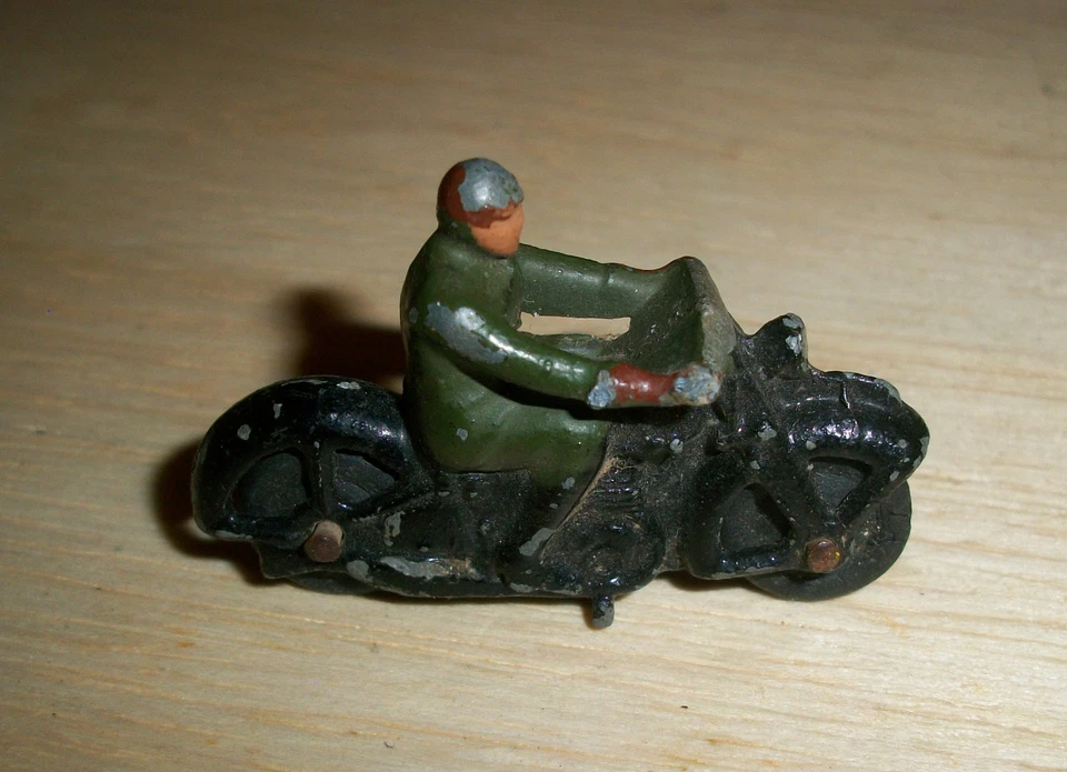Dinky Toy civilian Motorcycle rider - Image 2 of 2