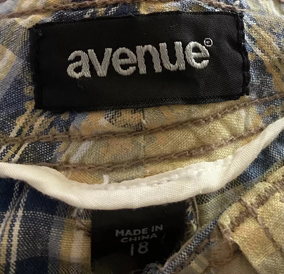 Falda corta de algodón con botones con bolsillos florales a cuadros Pretty Avenue para mujer Foto 2 de 4