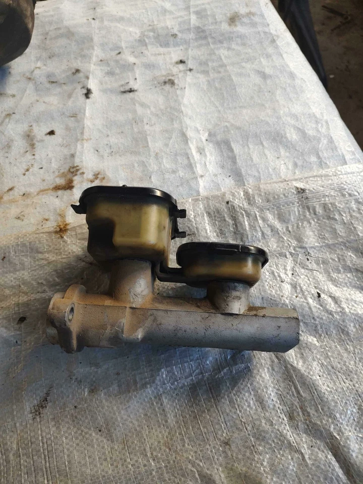 Cilindro maestro de freno Chevy G10 G20 1988-95 (solo frenos de vacío) OEM 18013440 Foto 2 de 3