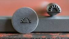 SUPPLY GUY 5mm demi soleil métal poinçonné design tampon SGT-11, fabriqué aux États-Unis