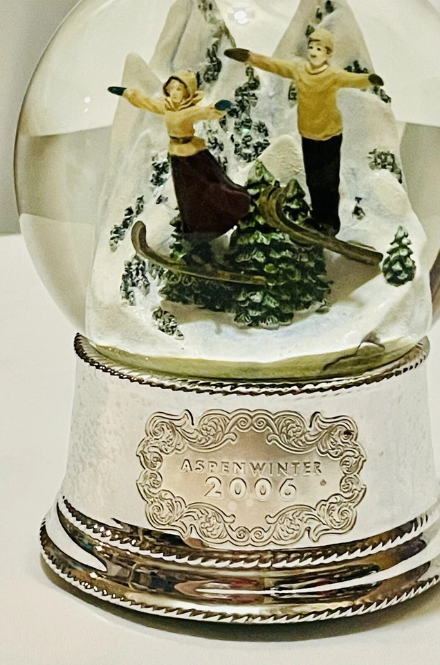 White Barn Aspen Winter 2006 Musical Snow Globe Skiers - Изображение 3 из 4