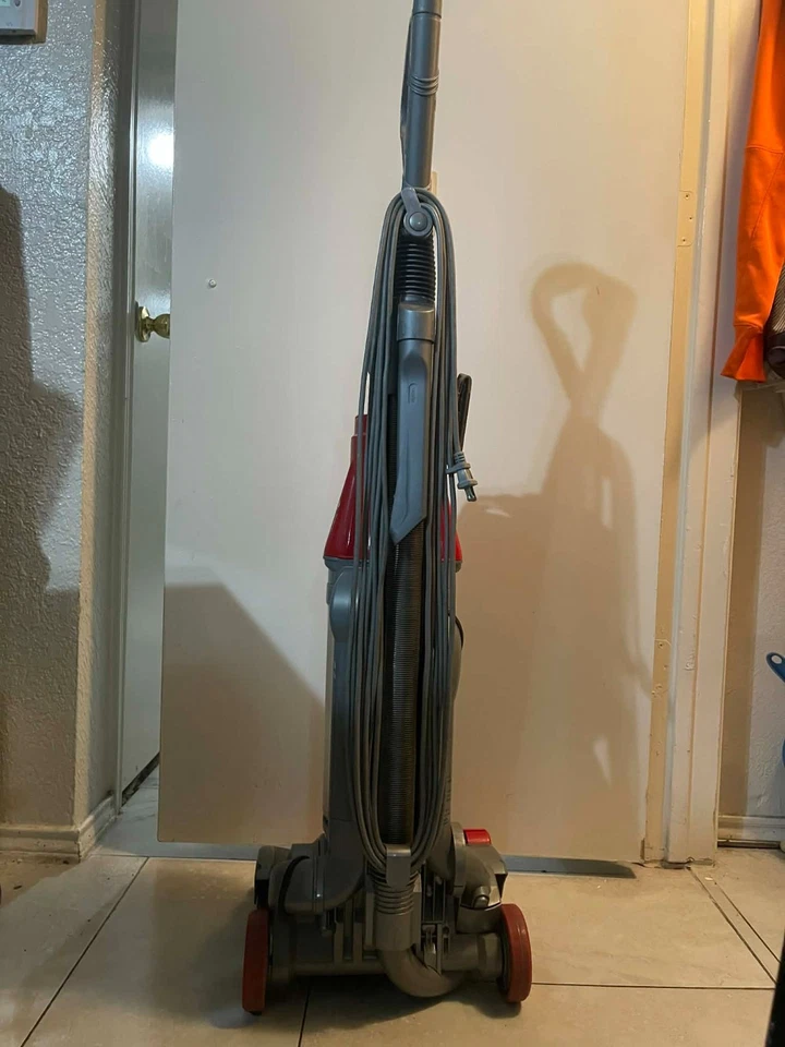 Aspiradora vertical Dyson DC07 “Target Red” - Potente succión - Usada - Excelente funcionamiento Foto 4 de 4