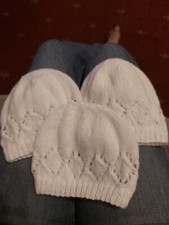 BN hand-knitted hat white 3-6 months DK5