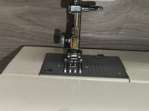 LERVIA KH4000 Sewing Machine 85W w/ Foot Pedal White - Picture 7 of 12