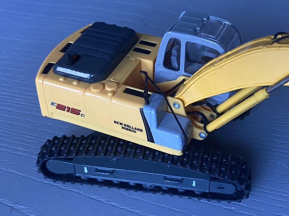 L@@K NEW HOLLAND  E215C 360 TRACKED EXCAVATOR KOBELCO 1:50 CONSTRUCTION MODEL  - Image 3 of 4