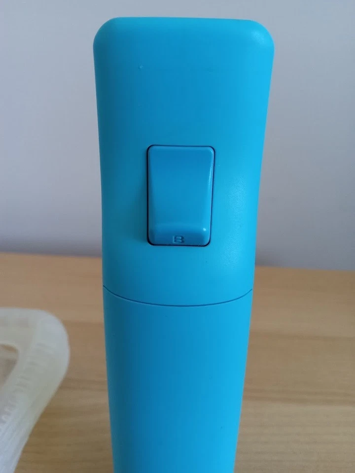 Nintendo Wii Remote Controller RVL-003 w/Silicone Case - blue OEM - Image 4 of 4