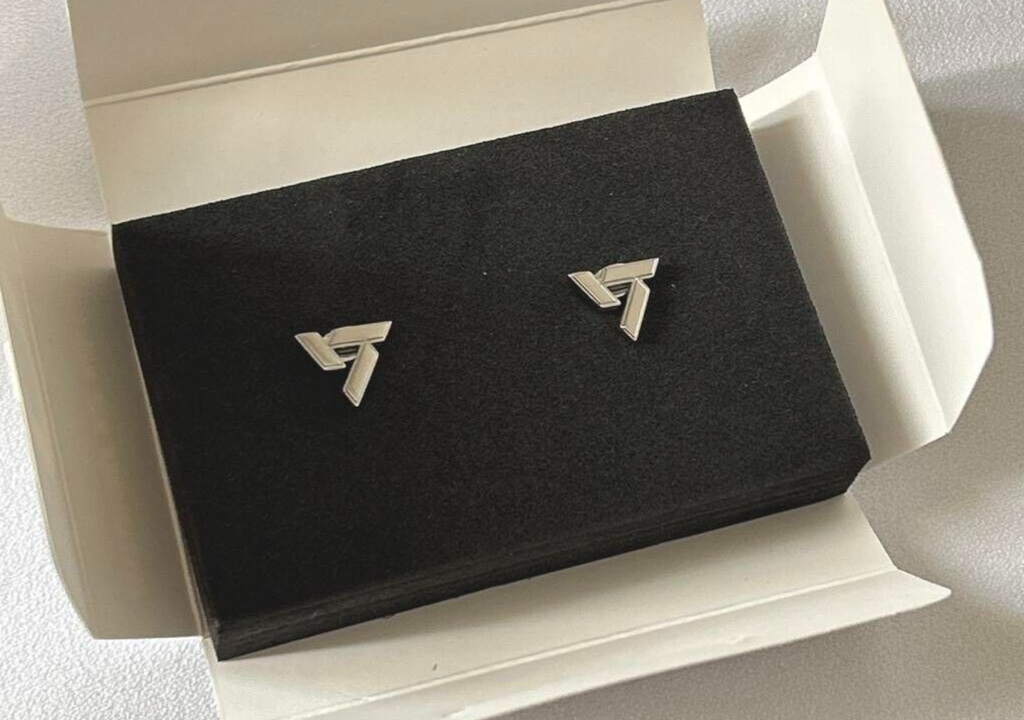 SEVENTEEN SVT 8TH ANNIVERSARY MERCHANDISE EARRINGS | eBay