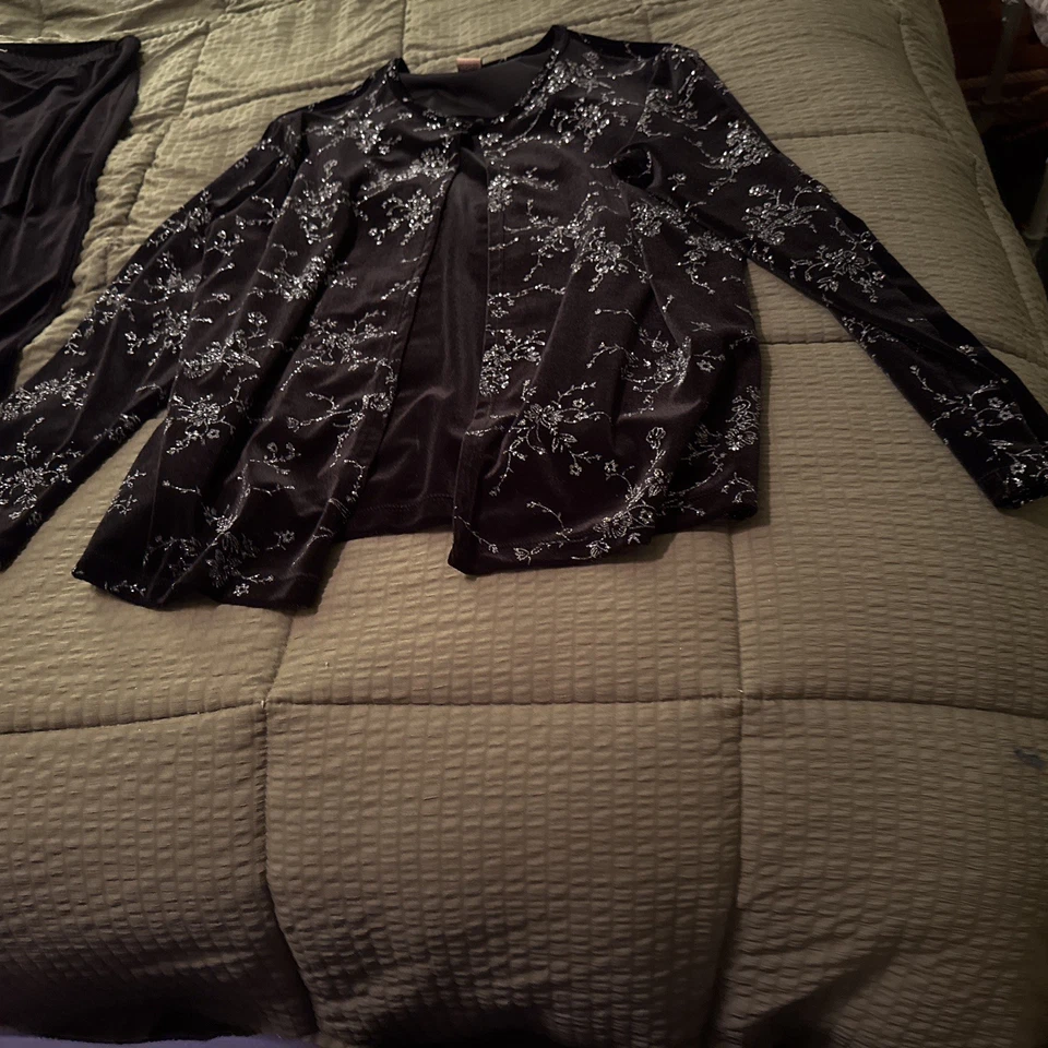 Beautiful 2 Piece Black Velvet Look W/floral Sequin Design Pantsuit In Size XL - Image 3 of 4