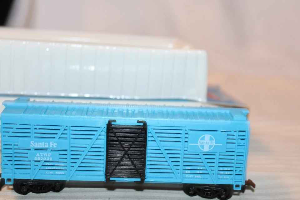 HO Scale Model Power, 40' Stock Car, Santa Fe, Blue, #582039 - 8011 - Image 2 of 3