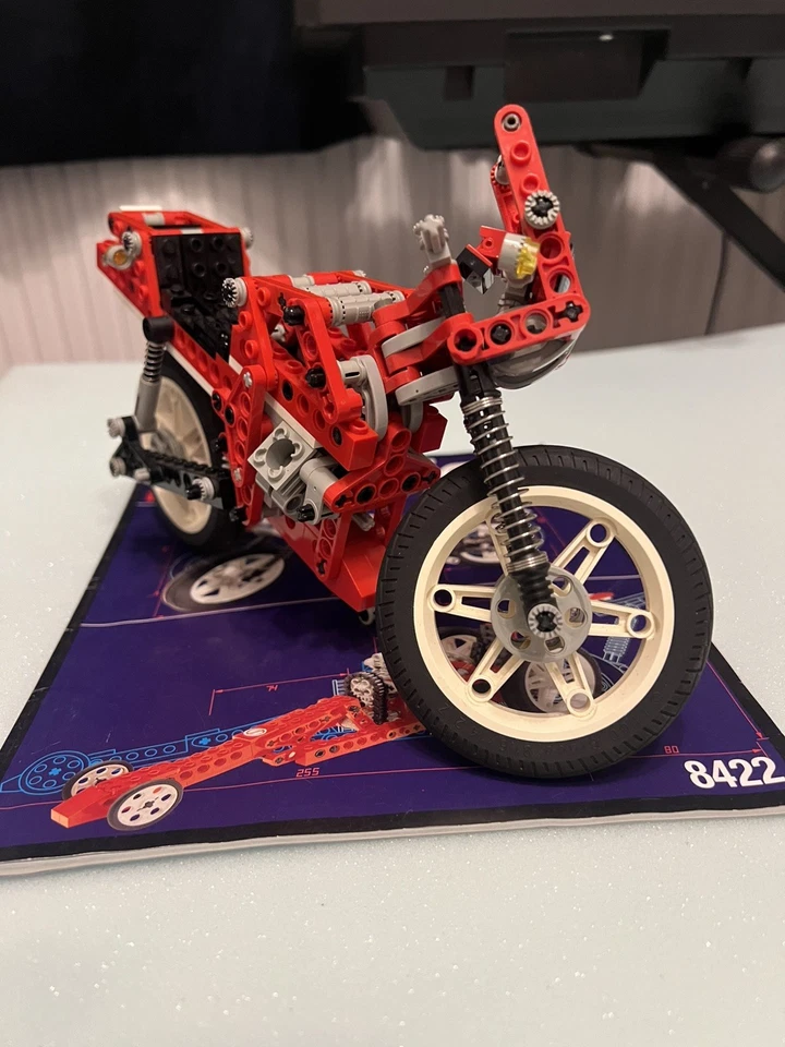 LEGO Technic 8422 Circuit Shock Racer / V-Twin Super Bike, photo 3 of 5