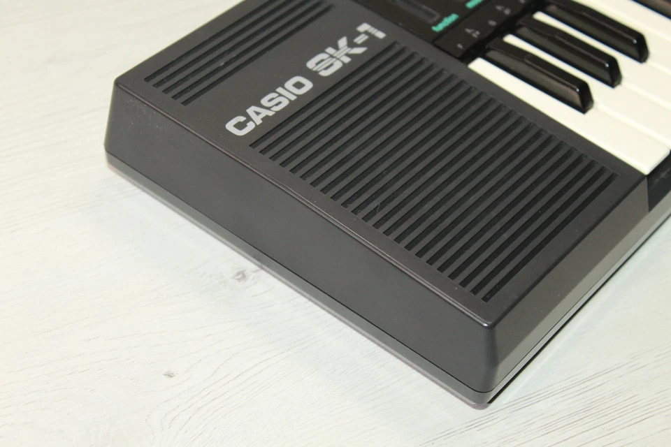 VINTAGE KEYBOARD SAMPLING "CASIO SK-1" PORTABLE 32 KEY WORKING JAPAN 1985 - Imagen 4 de 4