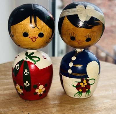 Vintage koreanische handbemalte Holzpuppen Wackelköpfe männlich und weiblich