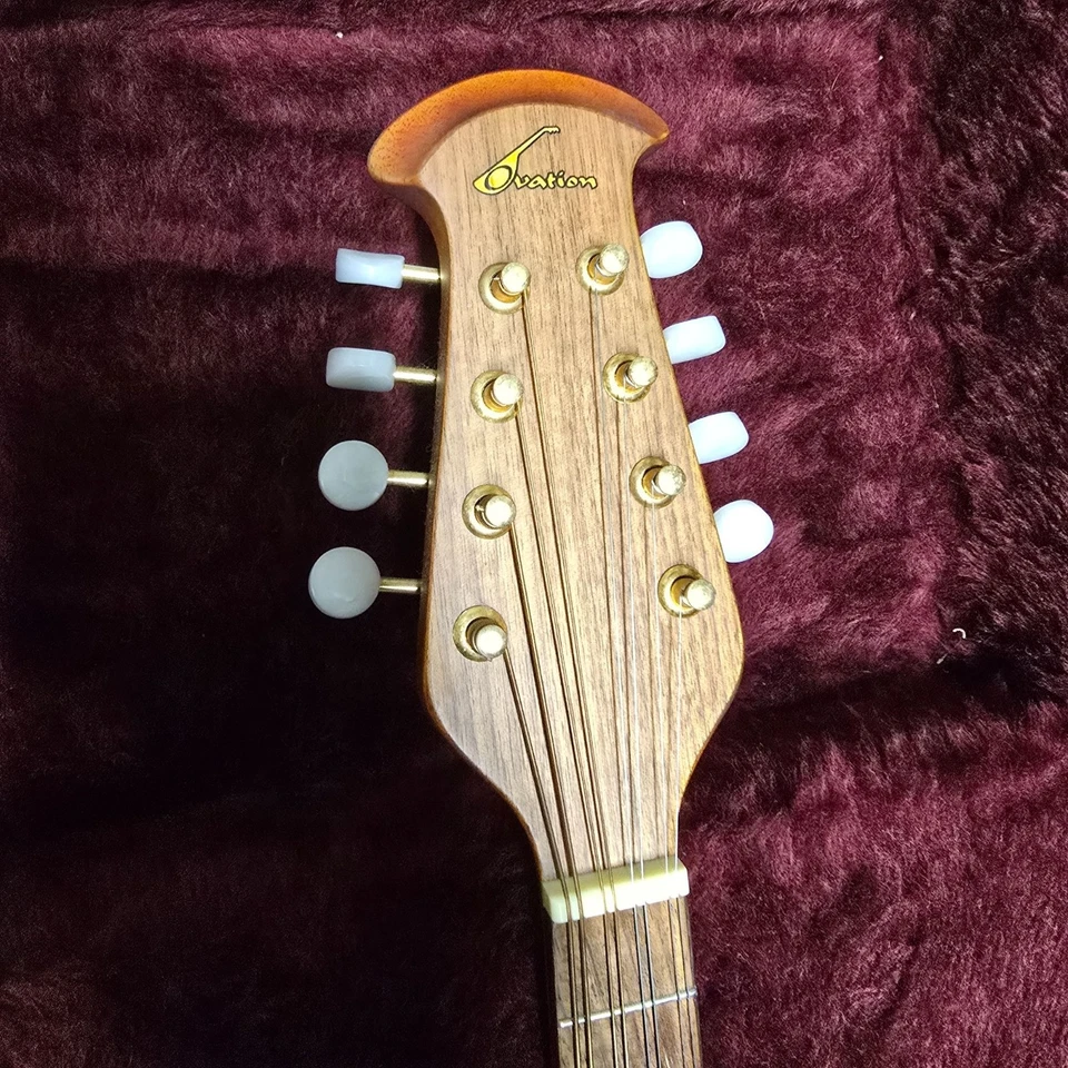 Mandolina eléctrica acústica Ovation corte medio profundidad con preamplificador y estuche MCS148 Foto 2 de 4