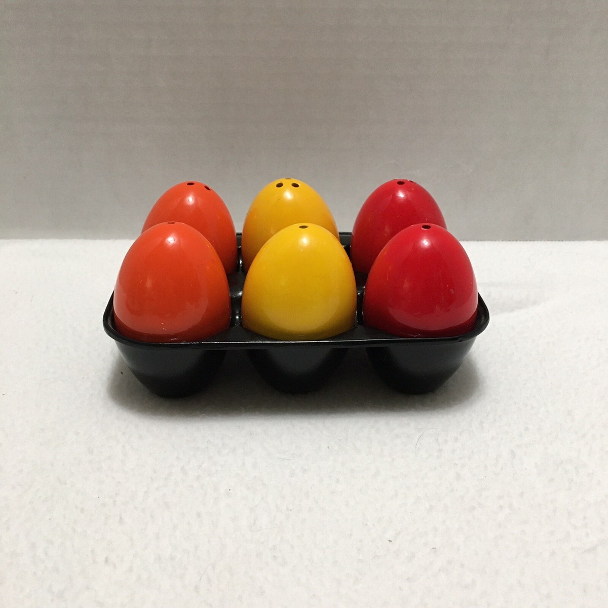Vtg 6 EGG Ceramic SALT and PEPPER SHAKERS Japan w/ Egg Carton RED