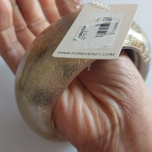 Forever 21 Chunky Acrylic Bangle Bracelet Embossed Ornate Paisley Design - Picture 3 of 5