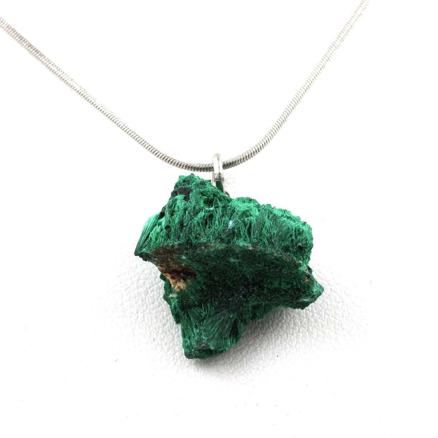 Collier Malachite brute naturelle de Kipushi 29.71 ct avec pendentif vert
