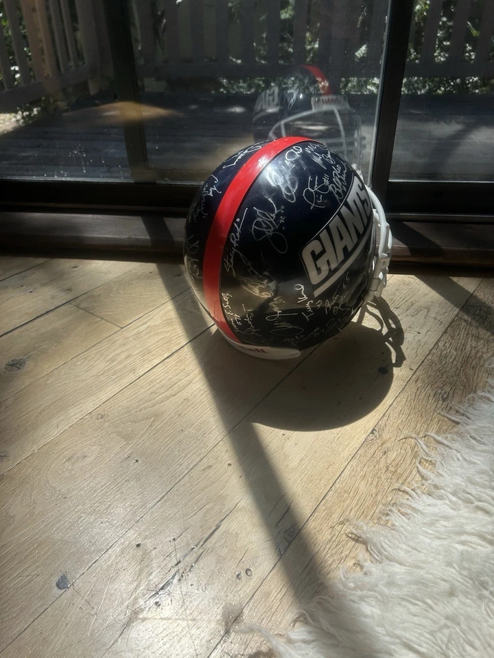 Casco firmado por el equipo ganador del Superbowl 2008 de los New York Giants Foto 3 de 4